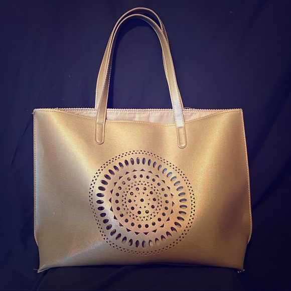Neiman Marcus Handbags - Neiman Marcus Gold Láser Cut Tote